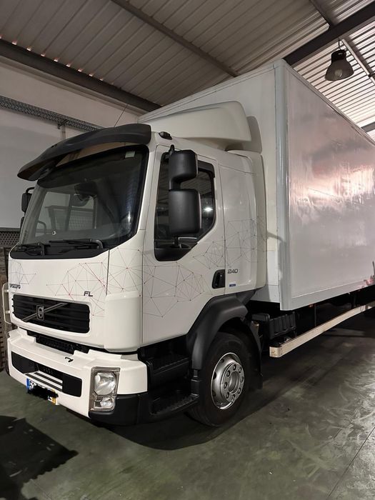 Volvo FL 240. 2008 COM PLATAFORMA cama cabine