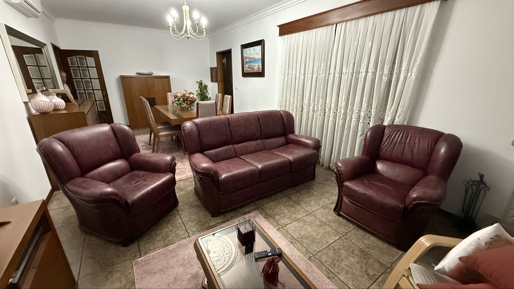 Conjunto sofás em pele  3+1+1