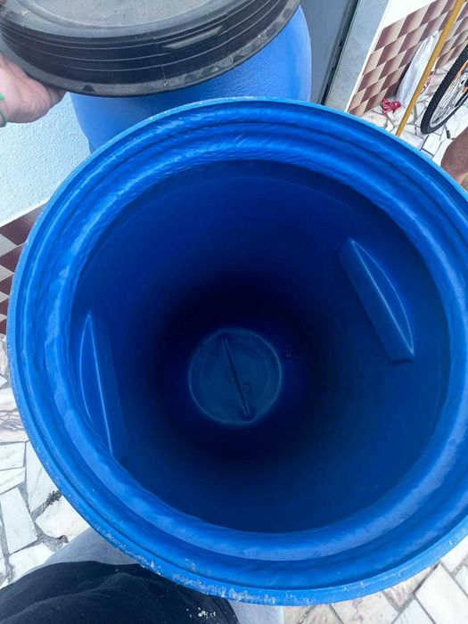 2 barricas de plástico de 220 litros com torneiras