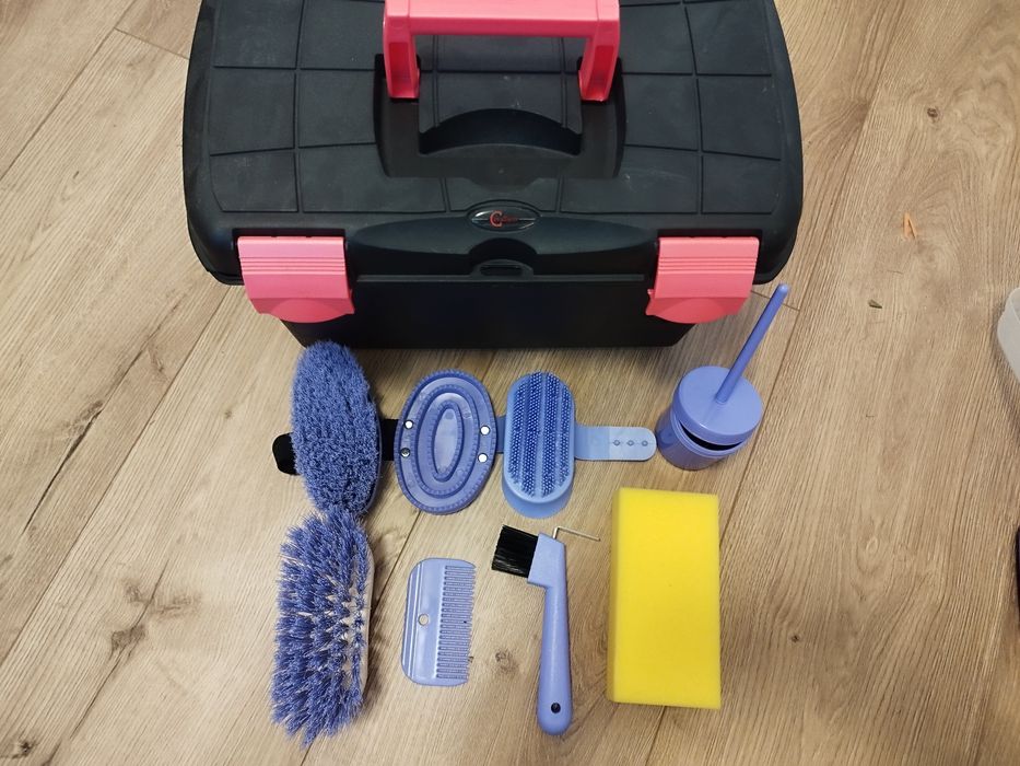 Zestaw szczotek do czyszczenia konia, skrzynka, nowe