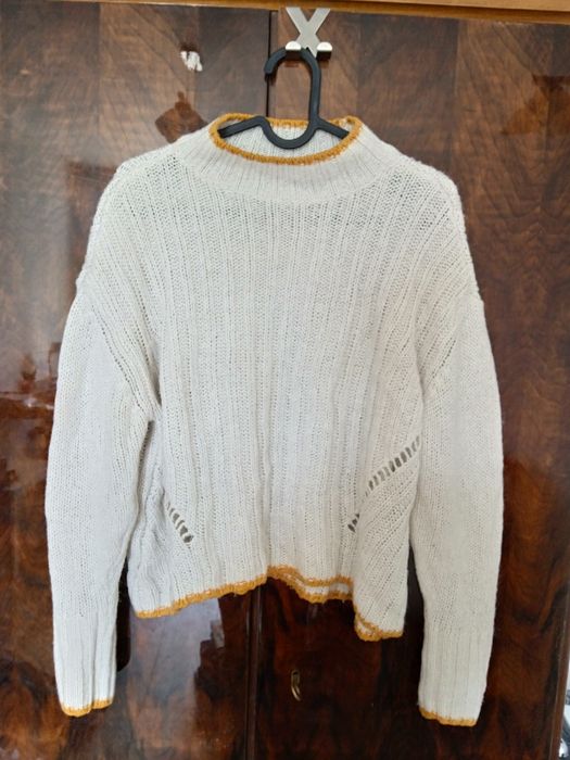 Biały sweter z golfem M