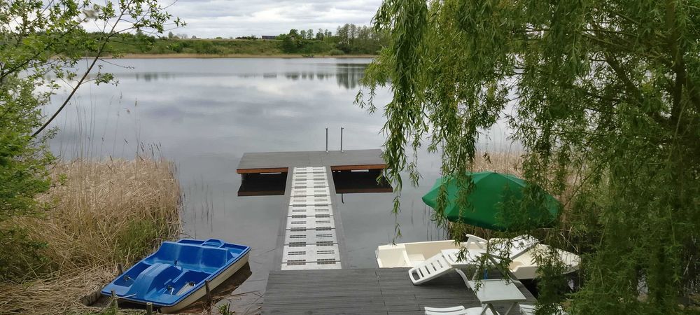 Domek całoroczny nad jeziorem z działką i prywatnym pomostem.