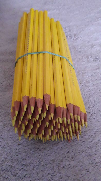 Kredki Staedtler żółty zielony niebieski.