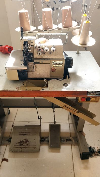 Máquina de cose e corte duas agulhas com ponto de segurança