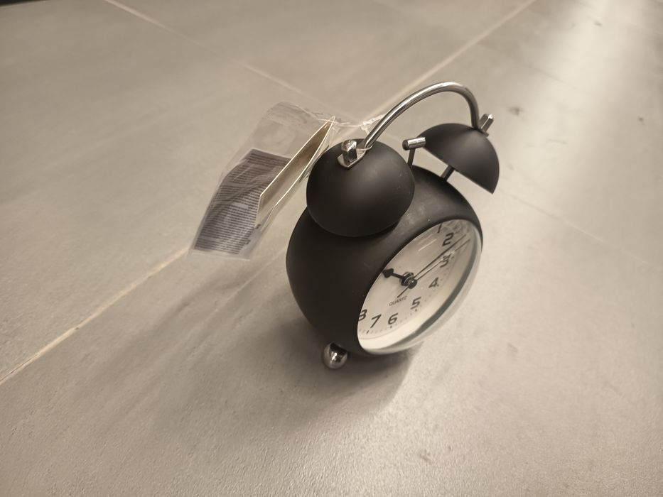 Nowy czarny budzik z diodami LED