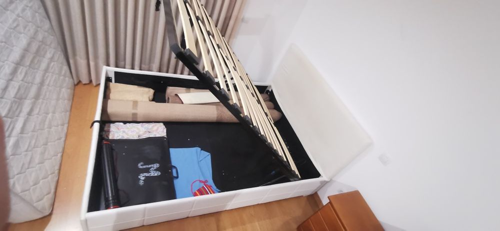 Cama casal branca com arrumação