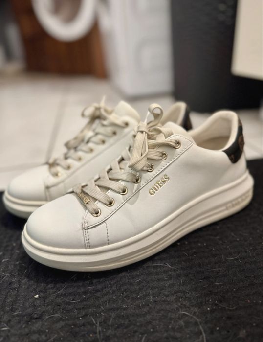 Buty białe guess