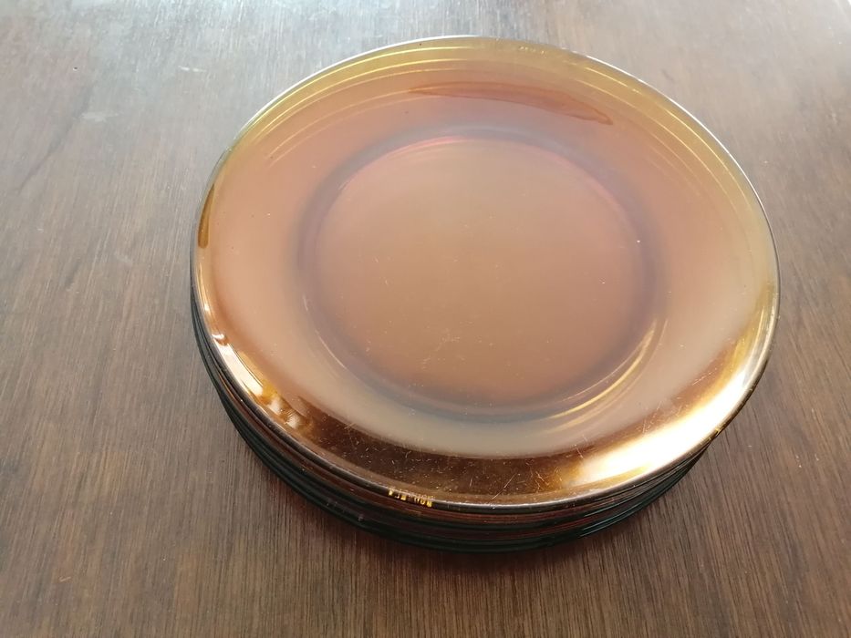 conjunto de pratos verdes e taças