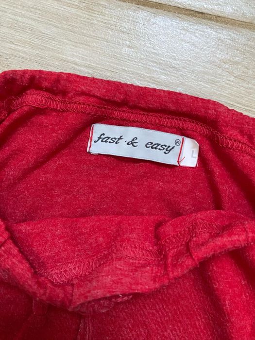 Czerwona bluzka z opadającymi ramionami i wiązaniem w biuście