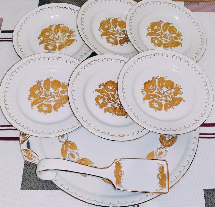 Тарілка, ручний розпис. Вази. Чайні пари.