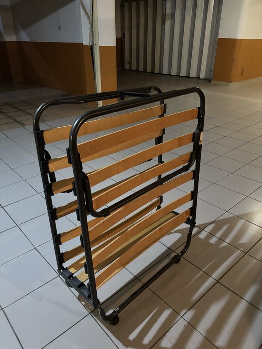 Cama movel com colchao.