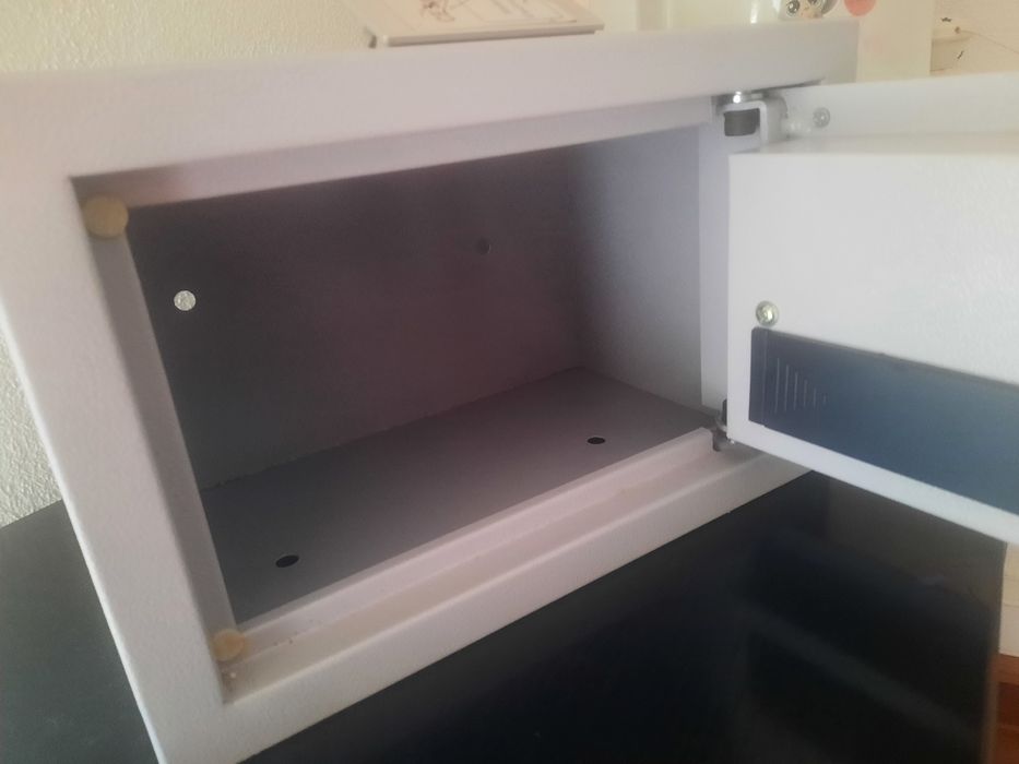 Cofre eletrónico em aço
