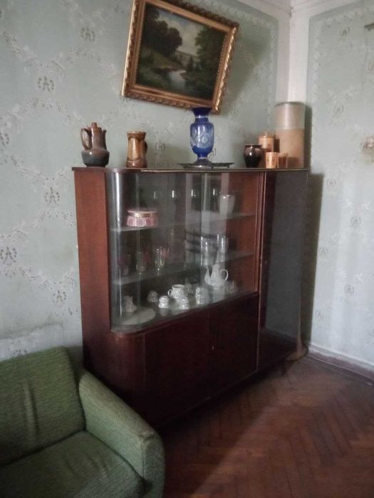 Продам антикварный сервант.
