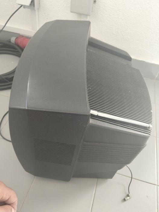 Televisão Grundig pequena sem comando a funcionar