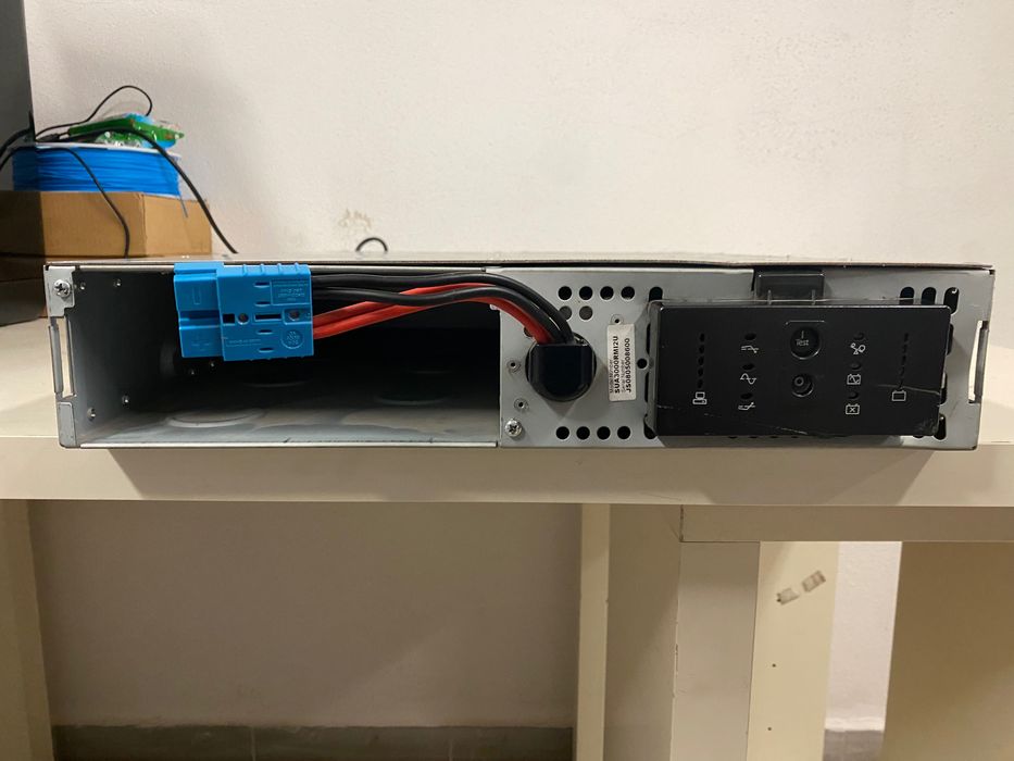 Ups smart ups 3000 bez baterii