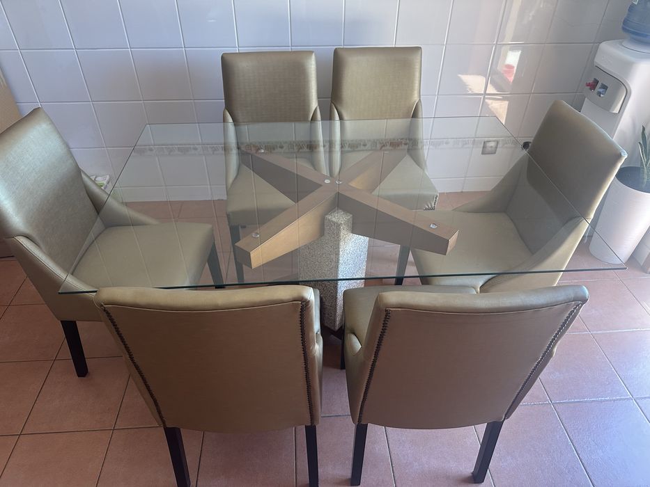 Mesa com tampi de vidro e seis cadeiras