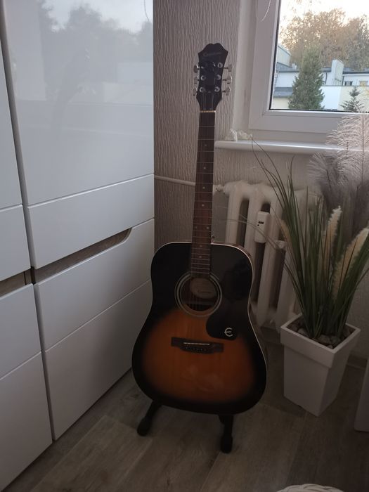Gitara akustyczna marki EPIPHONE.