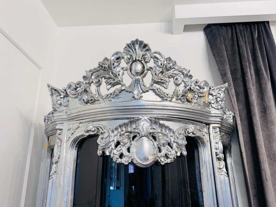 Srebrna witryna barokowa – stylizowany mebel z rzeźbieniem