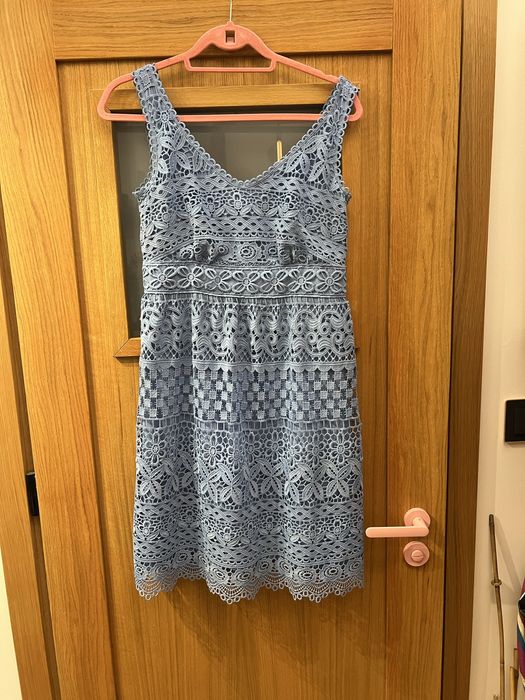 Błękitna sukienka koronkowa do kolan Luisa Spagnoli szykowna elegancka