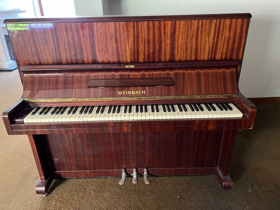Vendo Piano marca WEINBACH, em excelente estado de conservação situado em Lisboa, na Avenida Infante Santo, sem transporte.