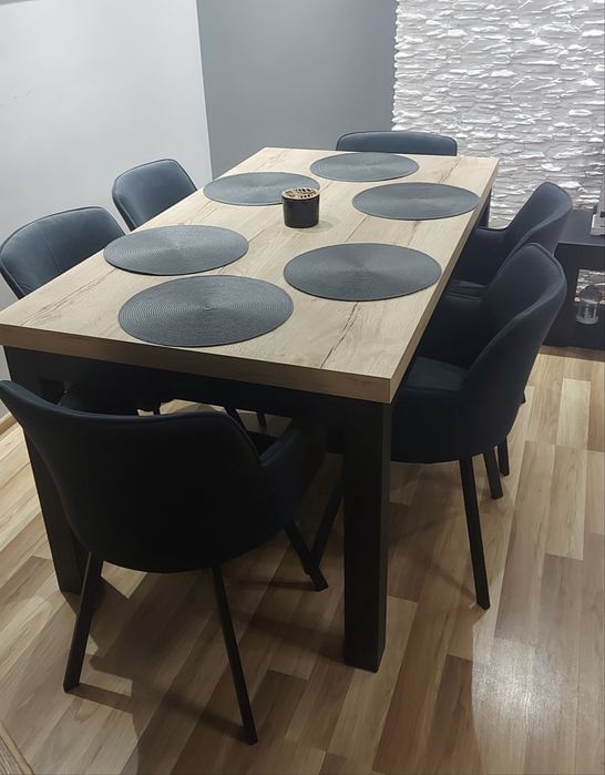 Stół z metalowymi nogami