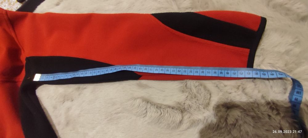 Ceglasty windstoper z czarnymi wstawkami , rozmiar S