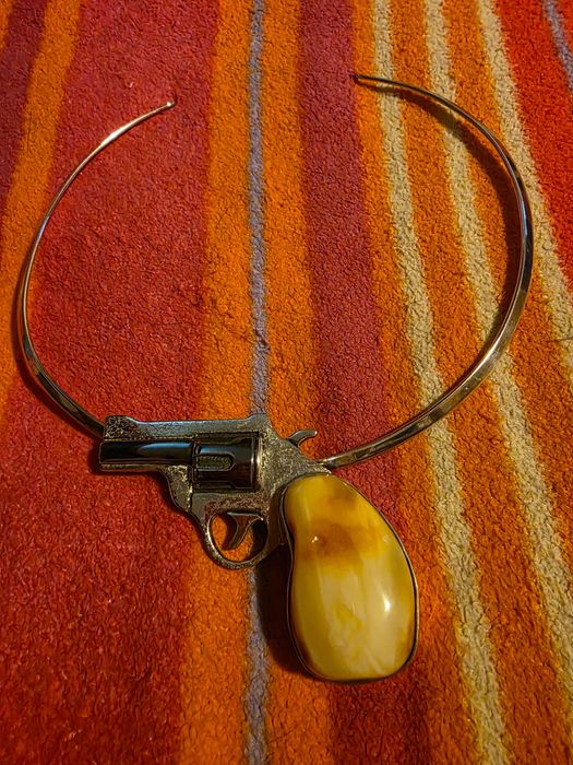 Zawieszka rewolwer bursztynowy z obrożą srebrną