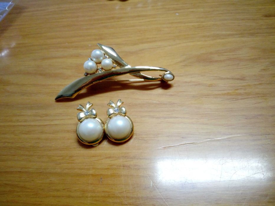 Conjunto Novo: Brincos e Alfinete de adorno banhados a ouro e pérolas