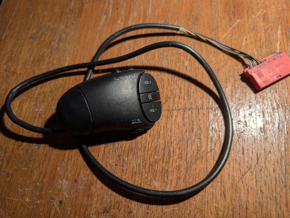 Подрулевой переключатель музыки Renault