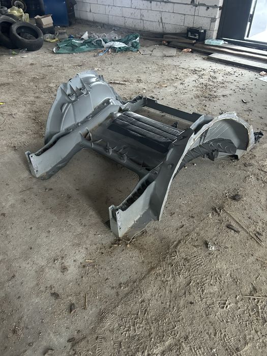 Задня частина Тесла МоделY