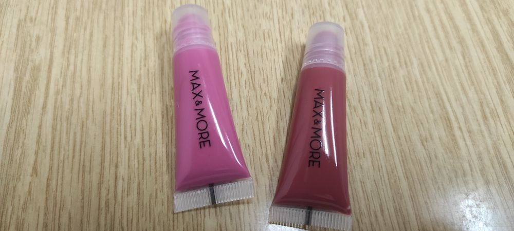 Зволожуючий блиск для губ