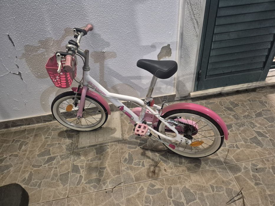 Bicicleta de menina com rodinhas