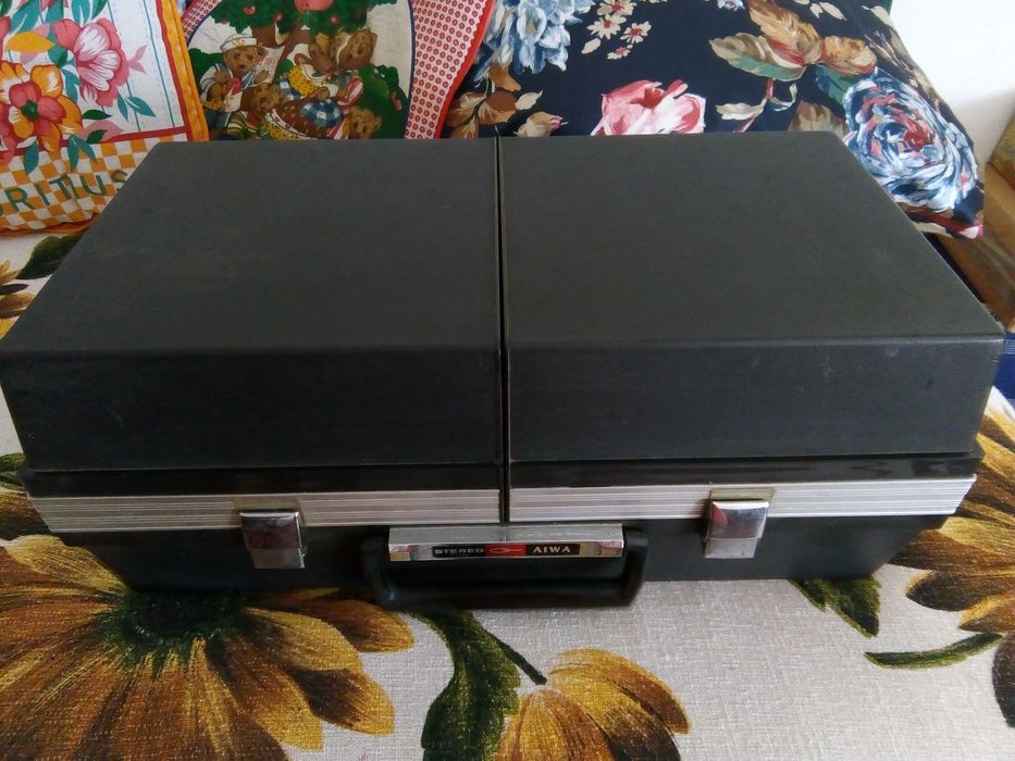 Gira-Discos com rádio Marca "AIWA"