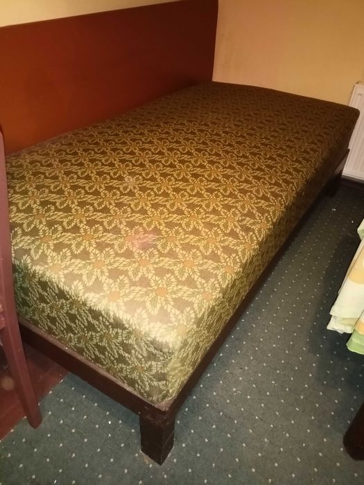 Stare łóżko PRL, masywna konstrukcja, drewniana