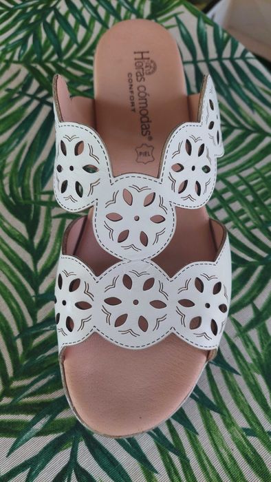 Sandalias brancas, horas comodas