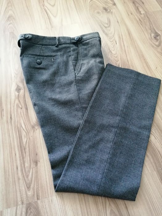 Szare spodnie w delikatną kratę.