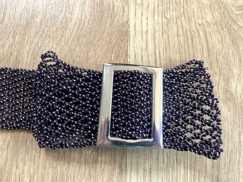 Dwa paski ze srebrną nitką i efektowną klamrą