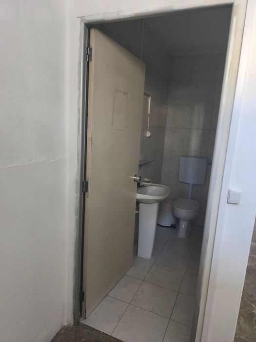 Armazém para arrendamento,  espaço pode ser dividido em 2 armazéns