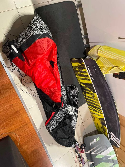 Material de kitesurf usado — kites, barra, arneses e acessórios