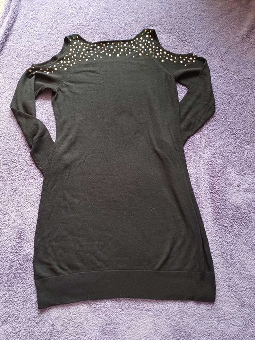 Dzianinowa sukienka z odkrytymi ramionami