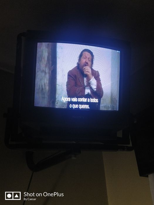 Vendo TV Sony trinitron com suporte de parede