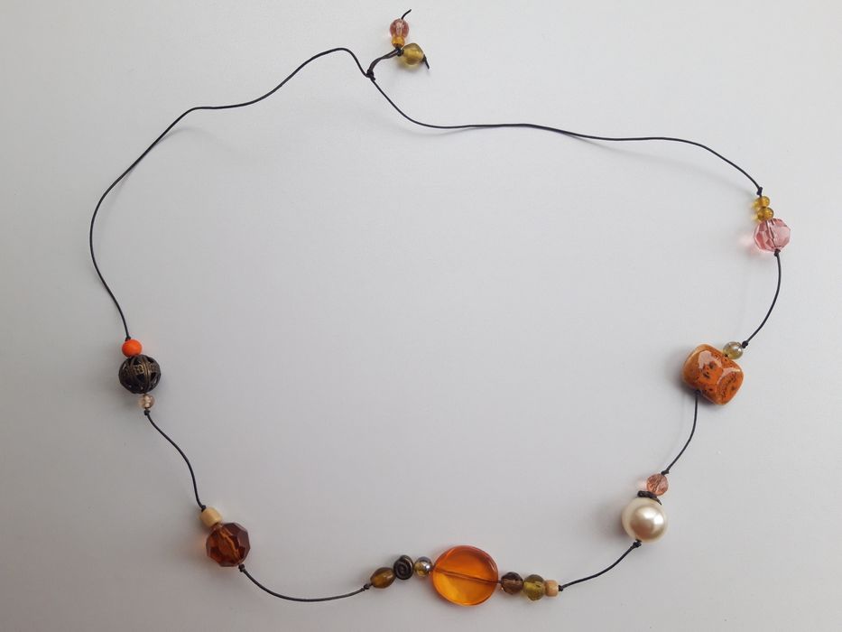 Colar de pedras diferentes de tons laranja da Bijou Brigittte