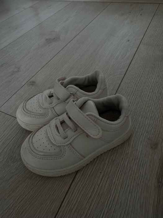 Взуття, кросівки на дівчинку