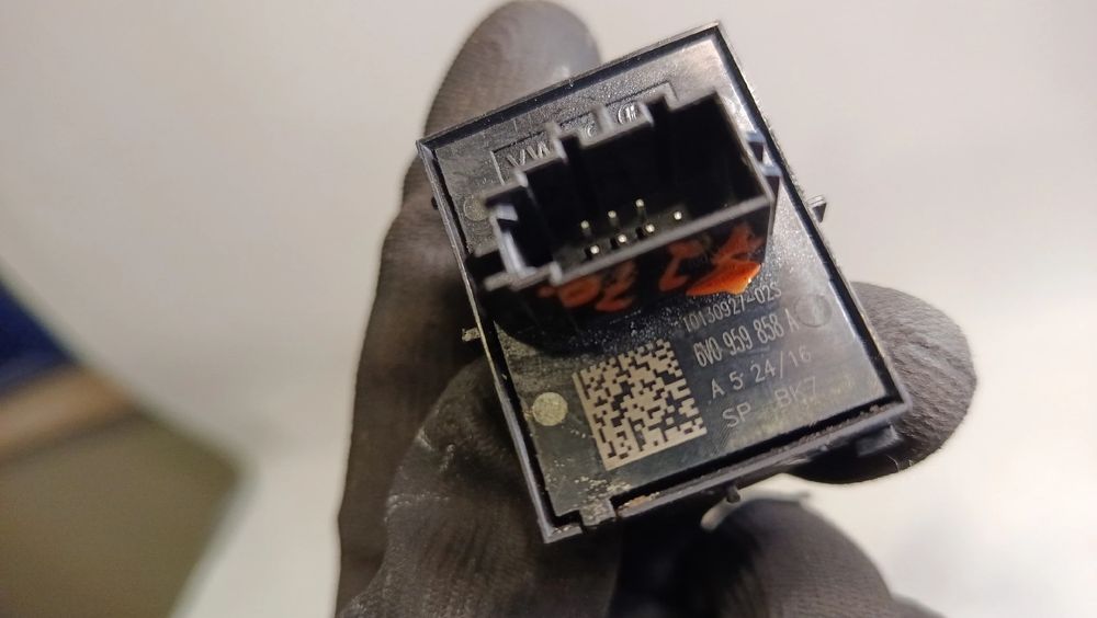 Comando / botão / interruptor vidros frente esquerdo SKODA Fabia III H