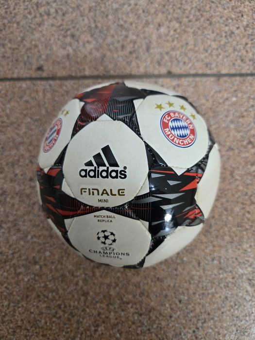 Piłka nożna UEFA , Adidas , Bayern Monachium