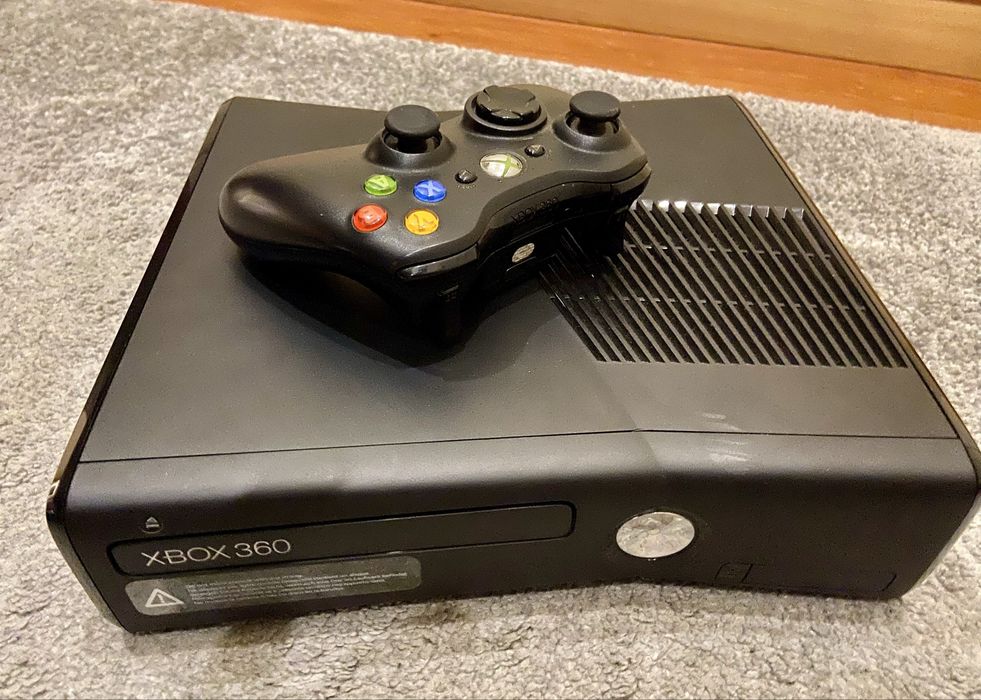 Xbox 360 S 250Gb + Comando Bat. + Headset