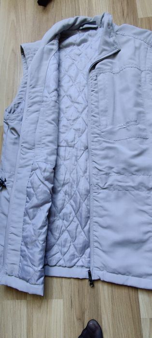 Kamizelka koloru szargo