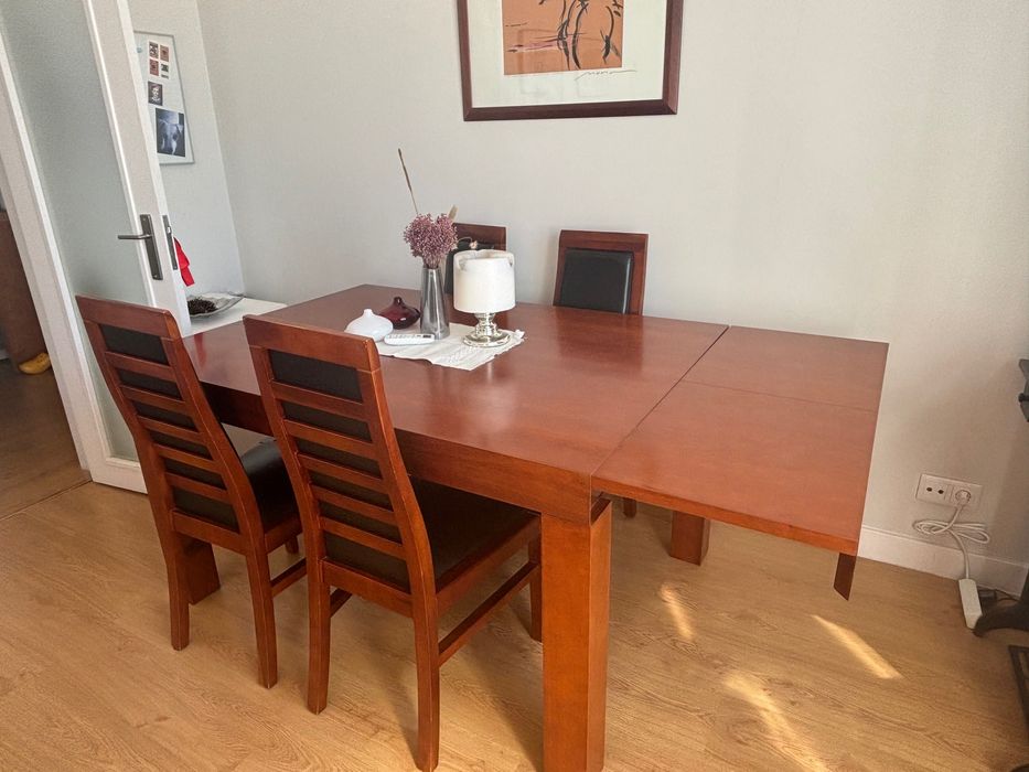 Mesa de jantar e 4 cadeiras, usada em ótimo estado (Produção Nacional)