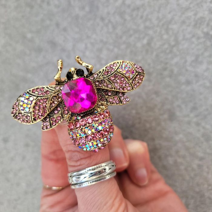 Broszka mucha różowa