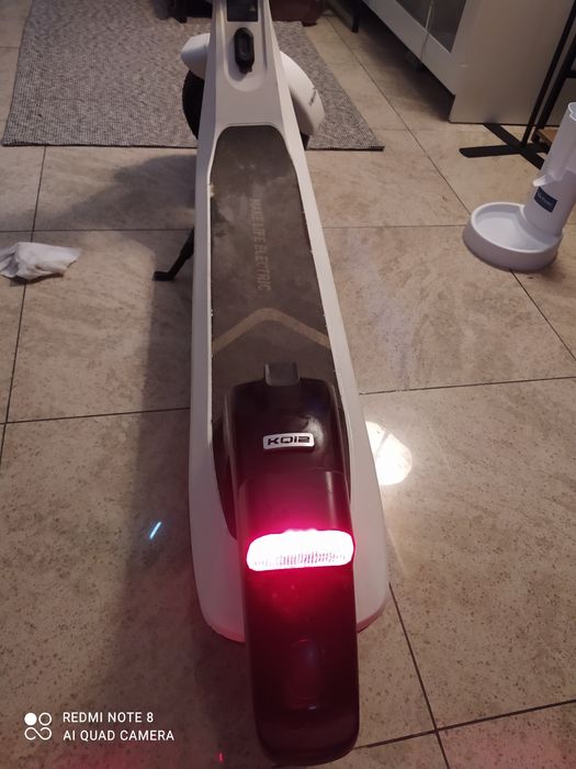 Trotinete elétrica faz até 40km em bom estado ,com marcas de uso.